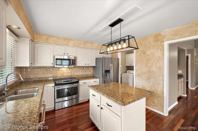 888 Tartan Trail, Bloomfield Hills, MI 48304