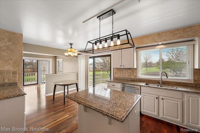 888 Tartan Trail, Bloomfield Hills, MI 48304