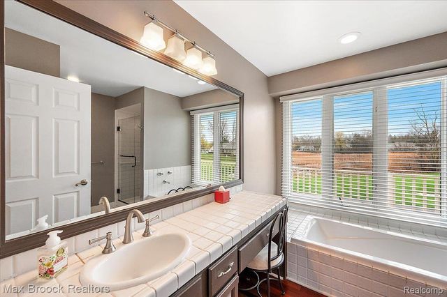 888 Tartan Trail, Bloomfield Hills, MI 48304