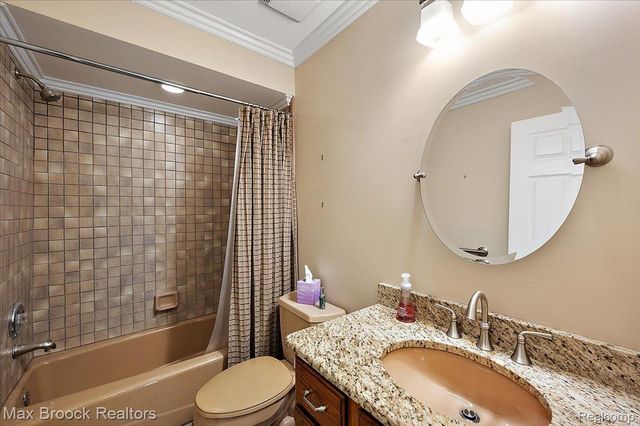 888 Tartan Trail, Bloomfield Hills, MI 48304
