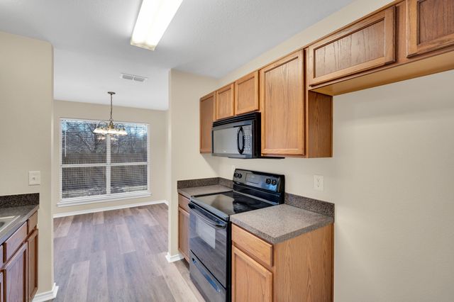 203 Shawnee Trail, Alvarado, TX 76009