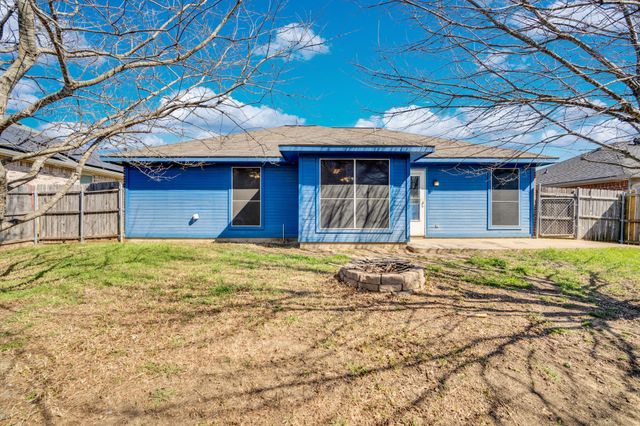 203 Shawnee Trail, Alvarado, TX 76009