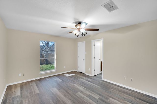 203 Shawnee Trail, Alvarado, TX 76009