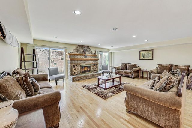 4238 N New England Avenue, Harwood Heights, IL 60706