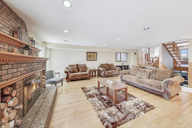 4238 N New England Avenue, Harwood Heights, IL 60706