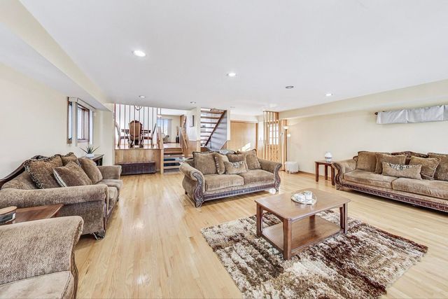 4238 N New England Avenue, Harwood Heights, IL 60706