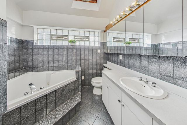 4238 N New England Avenue, Harwood Heights, IL 60706