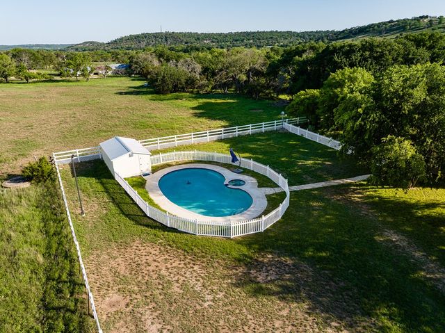 150 Dickey Rd, Ingram, TX 78024