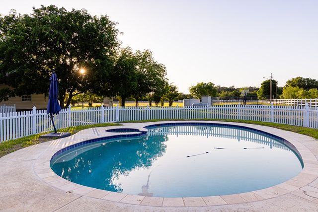 150 Dickey Rd, Ingram, TX 78024