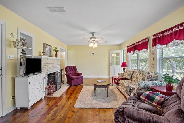 150 Dickey Rd, Ingram, TX 78024