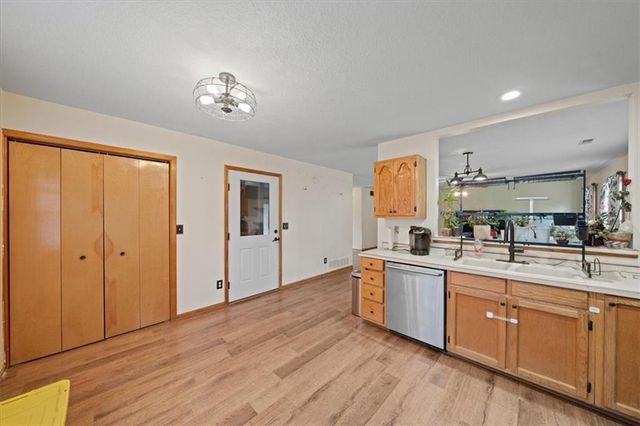 1181 S Delaware Street, Tonganoxie, KS 66086