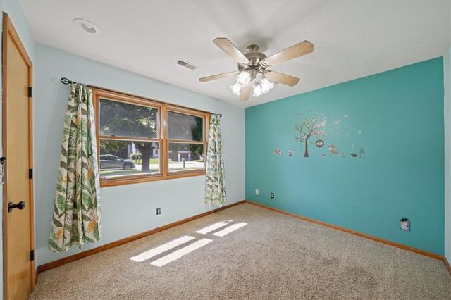 1181 S Delaware Street, Tonganoxie, KS 66086