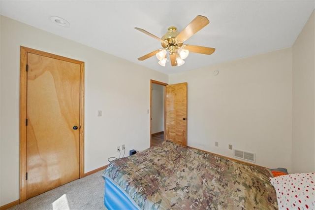 1181 S Delaware Street, Tonganoxie, KS 66086