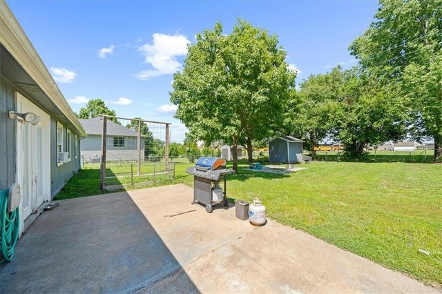 1181 S Delaware Street, Tonganoxie, KS 66086