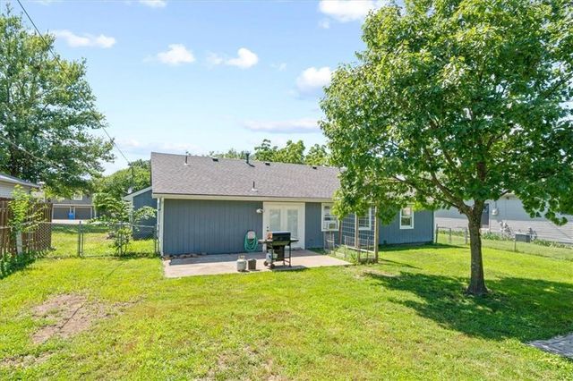 1181 S Delaware Street, Tonganoxie, KS 66086