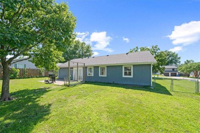 1181 S Delaware Street, Tonganoxie, KS 66086