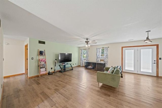 1181 S Delaware Street, Tonganoxie, KS 66086