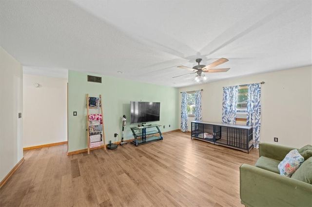 1181 S Delaware Street, Tonganoxie, KS 66086