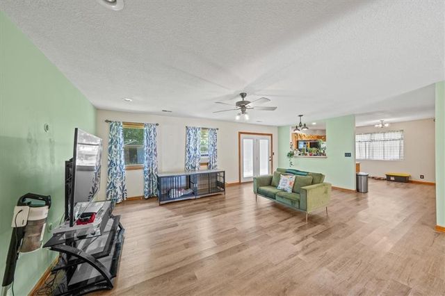 1181 S Delaware Street, Tonganoxie, KS 66086