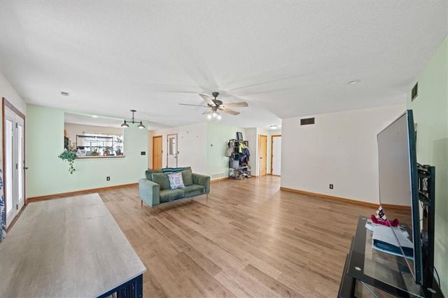1181 S Delaware Street, Tonganoxie, KS 66086