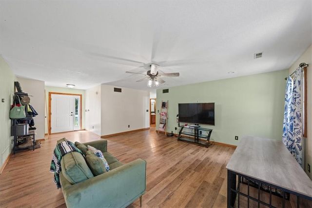 1181 S Delaware Street, Tonganoxie, KS 66086