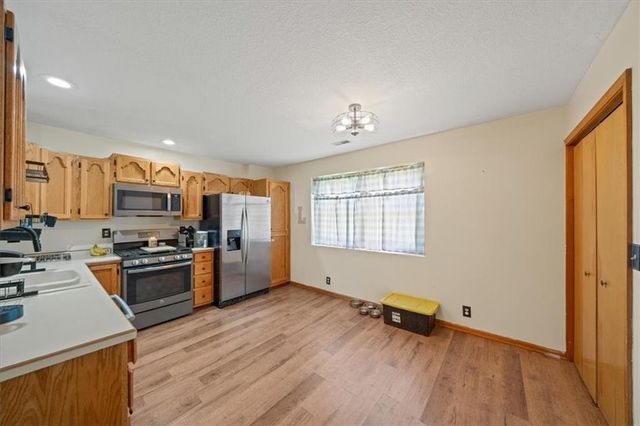 1181 S Delaware Street, Tonganoxie, KS 66086