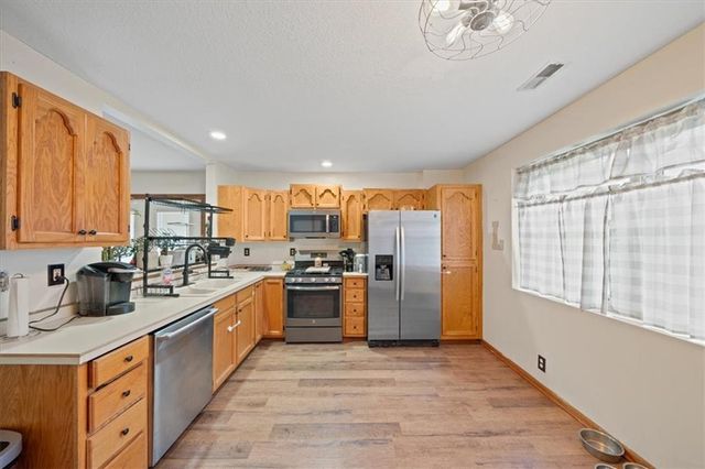 1181 S Delaware Street, Tonganoxie, KS 66086