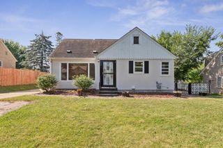 1212 Lealand Road E, Maplewood, MN 55109