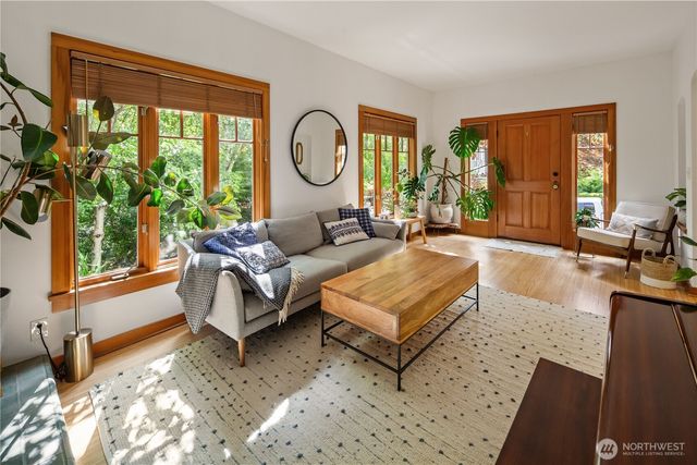 164 McGraw Street, Seattle, WA 98109
