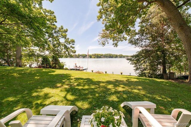 1786 Point Street, Commerce Charter Township, MI 48382