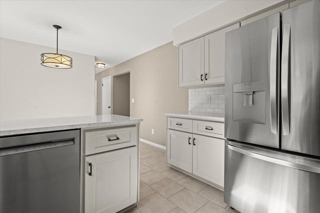 W277S4070 Green Country ROAD, Waukesha, WI 53189