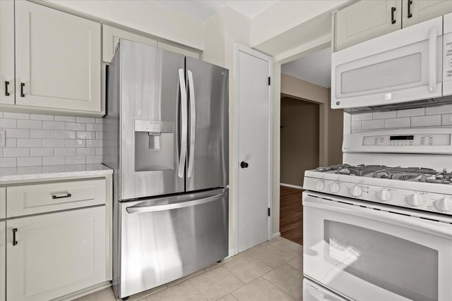 W277S4070 Green Country ROAD, Waukesha, WI 53189