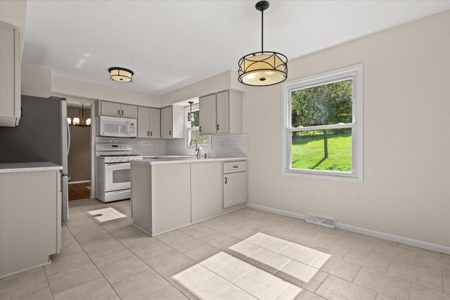 W277S4070 Green Country ROAD, Waukesha, WI 53189