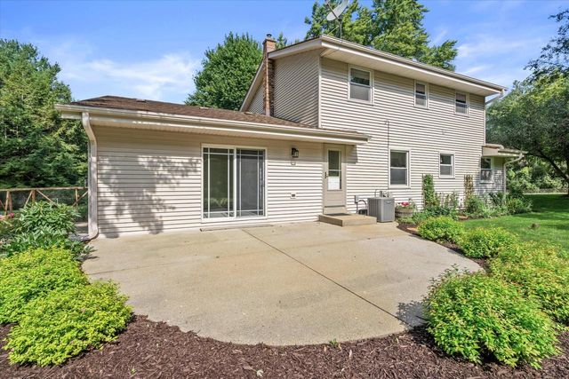 W277S4070 Green Country ROAD, Waukesha, WI 53189