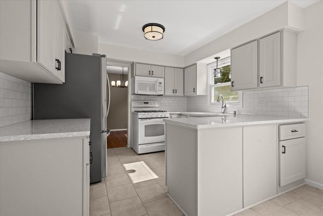 W277S4070 Green Country ROAD, Waukesha, WI 53189