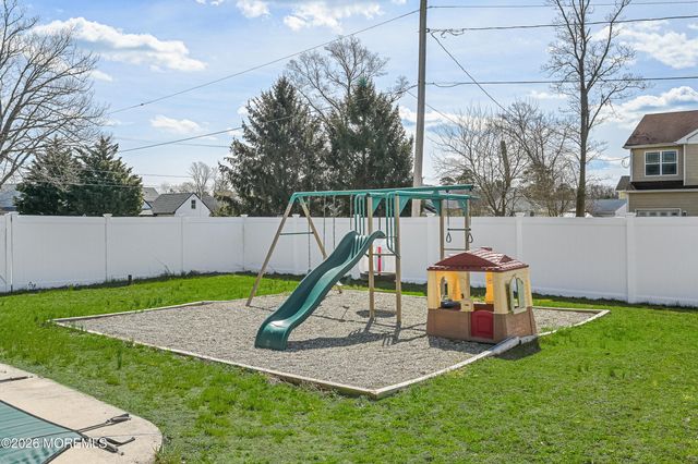 380 Trenton Avenue N, Bayville, NJ 08721