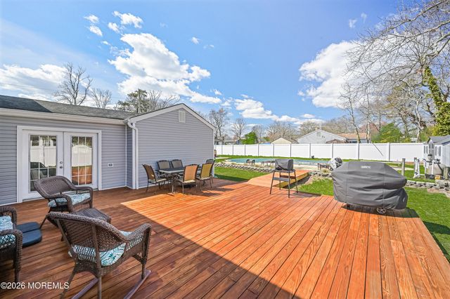 380 Trenton Avenue N, Bayville, NJ 08721