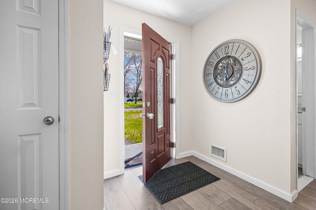 380 Trenton Avenue N, Bayville, NJ 08721