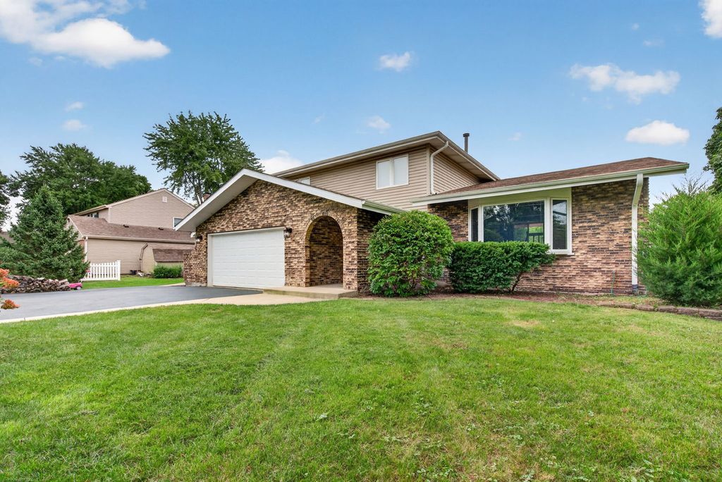 29W055 Schillinger Drive, Naperville, IL 60564