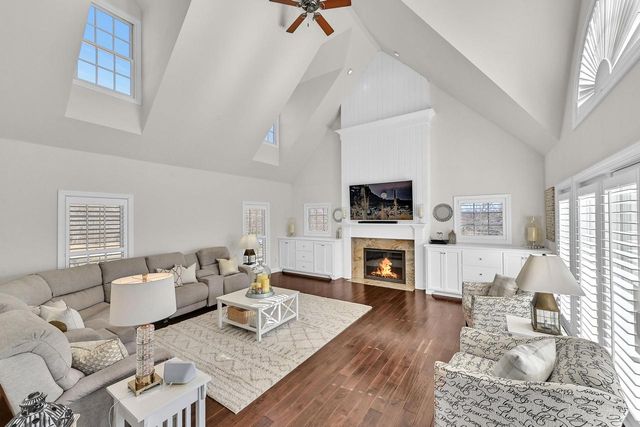 13300 N Silver Fox DRIVE, Mequon, WI 53097