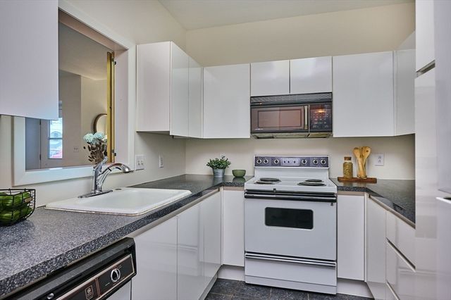 26 Crescent St G2, Northampton, MA 01060