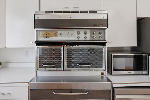 307 3rd Street E, Newhall, IA 52315