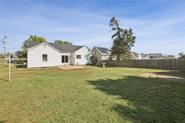 307 3rd Street E, Newhall, IA 52315