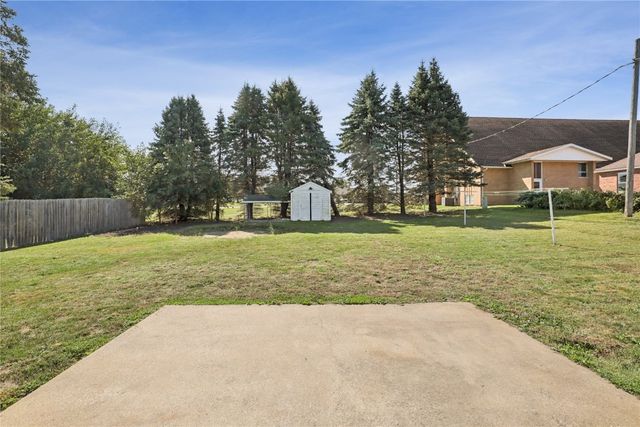 307 3rd Street E, Newhall, IA 52315