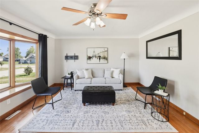 307 3rd Street E, Newhall, IA 52315