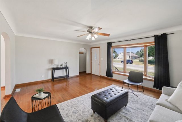 307 3rd Street E, Newhall, IA 52315