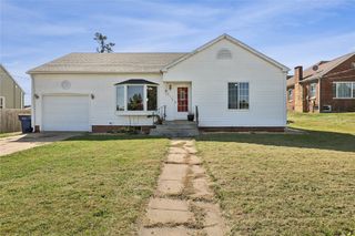 307 3rd Street E, Newhall, IA 52315