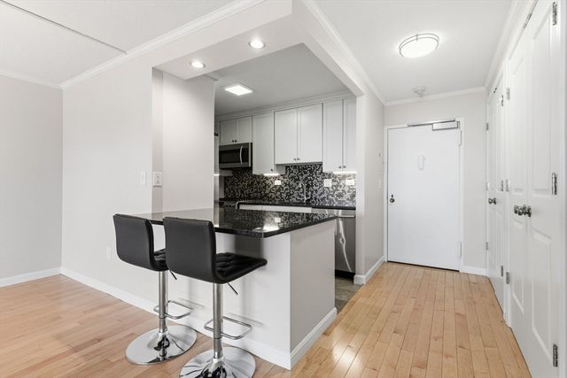 9 Hawthorne Place 11J, Boston, MA 02114