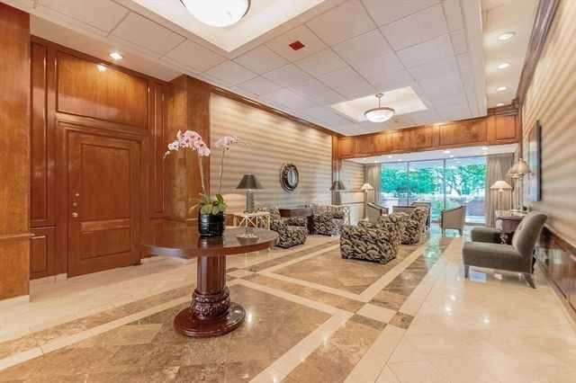 9 Hawthorne Place 11J, Boston, MA 02114