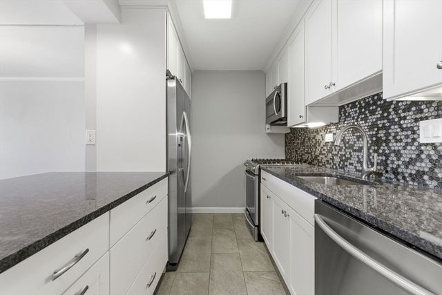 9 Hawthorne Place 11J, Boston, MA 02114